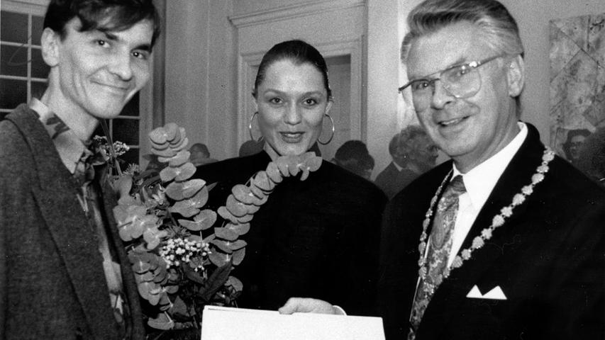  Jutta Czurda erhält 1990 den Kulturpreis der Stadt Fürth, hier mit dem Künstler Hjalmar Leander Weiss und Fürths damaligem OB Uwe Lichtenberg.