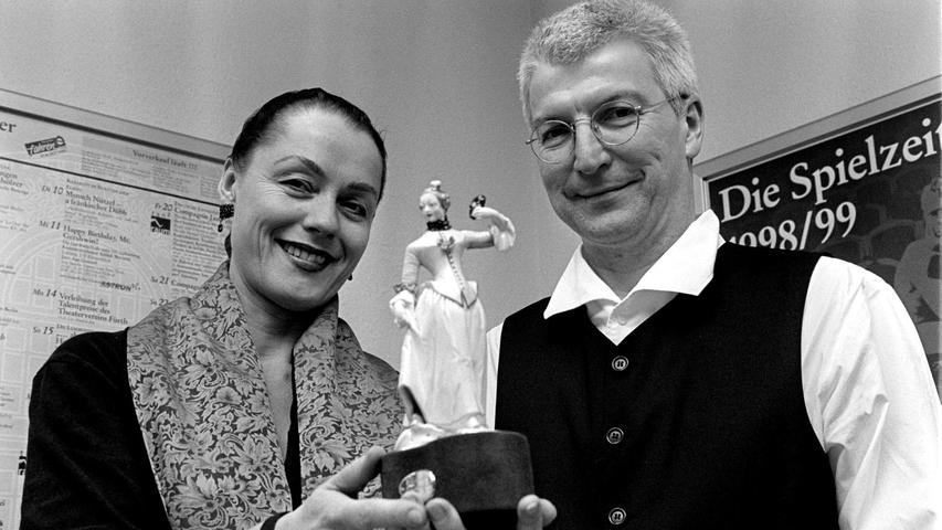 Mit Intendant Werner Müller und dem Theaterpreis 1998.