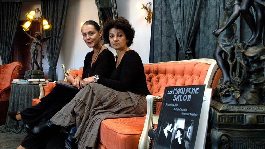 "Der Magische Salon": Jutta Czurda und Angelika Atili 2005.