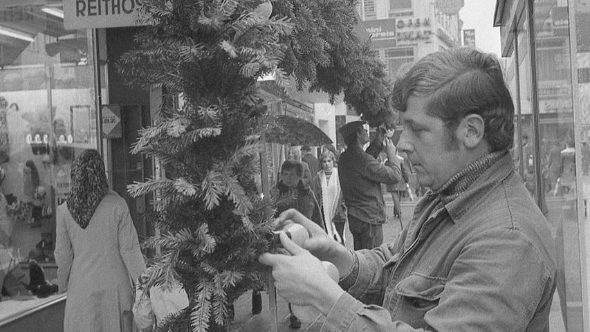 Der erste Schnee ist gefallen, bunte Christbaumkugeln und echte und unechte Tannenzweige signalisieren in den Schaufenstern, daß Schenken Freude bereitet, und die Geschäftsleute warten abends gespannter denn je auf den Kassensturz. Hier geht's zum Kalenderblatt vom 27. November 1971: Die Weihnachtskasse soll wie 1970 klingeln.