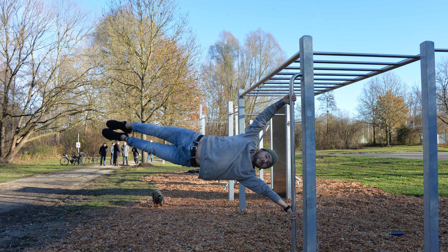 Der bekannte Ninja Warrior Frank Schmidpeter aus Postbauer-Heng verschaffte sich bei der offiziellen Inbetriebnahme einen Überblick über den neuen Fitness-Park.