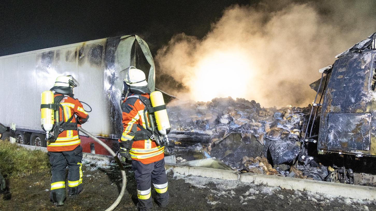 Der Lkw-Brand beschäftigte die Feuerwehren und das THW die ganze Nacht über.
Der Lkw-Brand beschäftigte die Feuerwehren und das THW die ganze Nacht über.