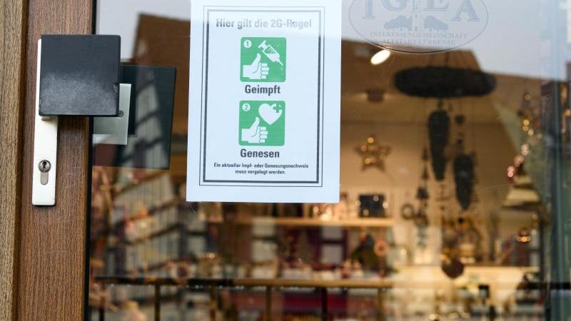 Im Einzelhandel gilt die 2G-Regel - Läden des notwendigen Bedarfs sind die Ausnahme. Auch in Gerichtsgebäuden herrscht eine seltsame Gleichzeitigkeit: Für die Mitarbeiter gilt 3G, die Besucher werden dagegen nicht kontrolliert. Im Einzelhandel gilt die 2G-Regel - Läden des notwendigen Bedarfs sind die Ausnahme. Auch in Gerichtsgebäuden herrscht eine seltsame Gleichzeitigkeit: Für die Mitarbeiter gilt 3G, die Besucher werden dagegen nicht kontrolliert.