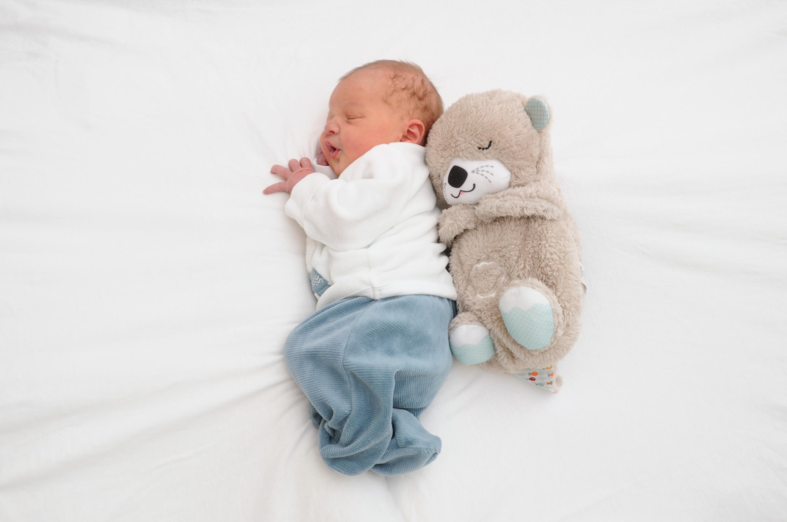 Ein Lieblingskuscheltier hat der kleine Paul Matteo offenbar schon. Neben dem kleinen Teddy sieht Paul Matteo größer aus als die 51 Zentimeter, mit denen er auf die Welt gekommen ist. Nach seiner Geburt brachte er 3440 Kilogram auf die Waage.