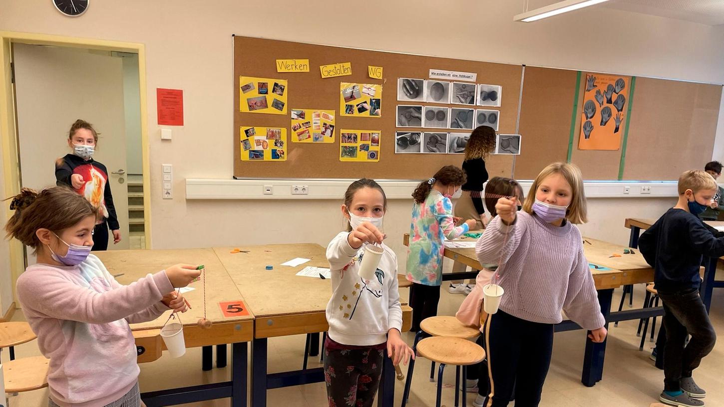 Physik-Pate Manfred Herrmann war in der 3. Klasse der Grundschule Hasenheide zu Besuch. 