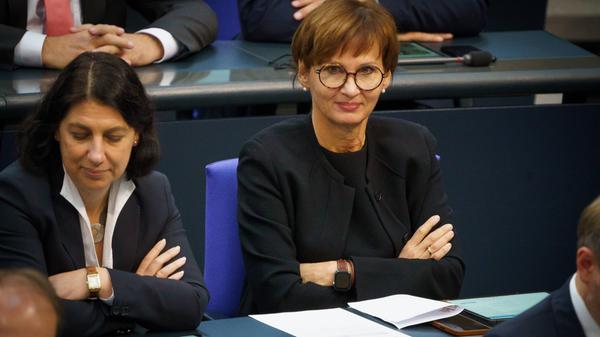 Bettina Stark-Watzinger (FDP) ist Bildungsministerin. Die 53-Jährige Hessin hat in Frankfurt Volkswirtschaft sowie in London Psychologie studiert und sich anschließend als Finanzexpertin einen Namen gemacht.