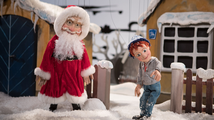 "Als der Weihnachtsmann vom Himmel fiel" heißt ein von der Augsburger Puppenkiste realisierter Film, der auf dem Kinderbuch von Cornelia Funke basiert. Die ab 5 Jahren freigegebene Produktion, in der zwei Kinder Weihnachten retten müssen, läuft von Freitag bis Montag jeweils ab 15 Uhr im Filmhaus Kino. 