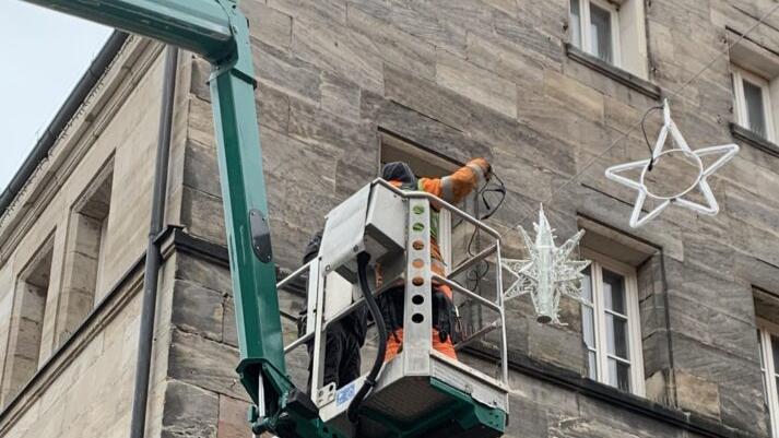 Die neue Weihnachtsdekoration hängt zwar, aber einen Weihnachtsmarkt wird es in Lauf nicht geben – und damit auch keinen verkaufsoffenen Sonntag. Die neue Weihnachtsdekoration hängt zwar, aber einen Weihnachtsmarkt wird es in Lauf nicht geben – und damit auch keinen verkaufsoffenen Sonntag.