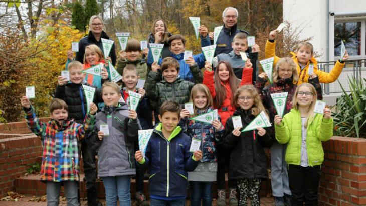 Die Verkehrserzieher, Polizeihauptkommissar Dietmar Faltermeier (oben links) und Polizeihauptmeisterin Nadine Schwemmer-Reichelt überreichten die Auszeichnungen. Mit den Kindern freute sich auch die Klassenleiterin Kristina Mösbauer (oben Mitte). Die Verkehrserzieher, Polizeihauptkommissar Dietmar Faltermeier (oben links) und Polizeihauptmeisterin Nadine Schwemmer-Reichelt überreichten die Auszeichnungen. Mit den Kindern freute sich auch die Klassenleiterin Kristina Mösbauer (oben Mitte).