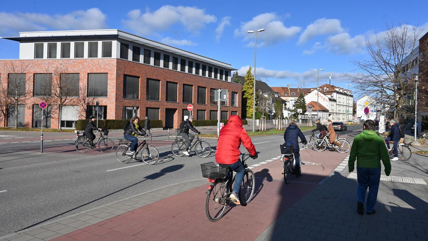 Zahlreiche Fahrradfahrer kreuzen die Werner-von-Siemens-Straße an der Ecke Hofmannstraße. Der Stadtteilbeirat Ost hat nun beantragt, diese Kreuzung sicherer zu machen.