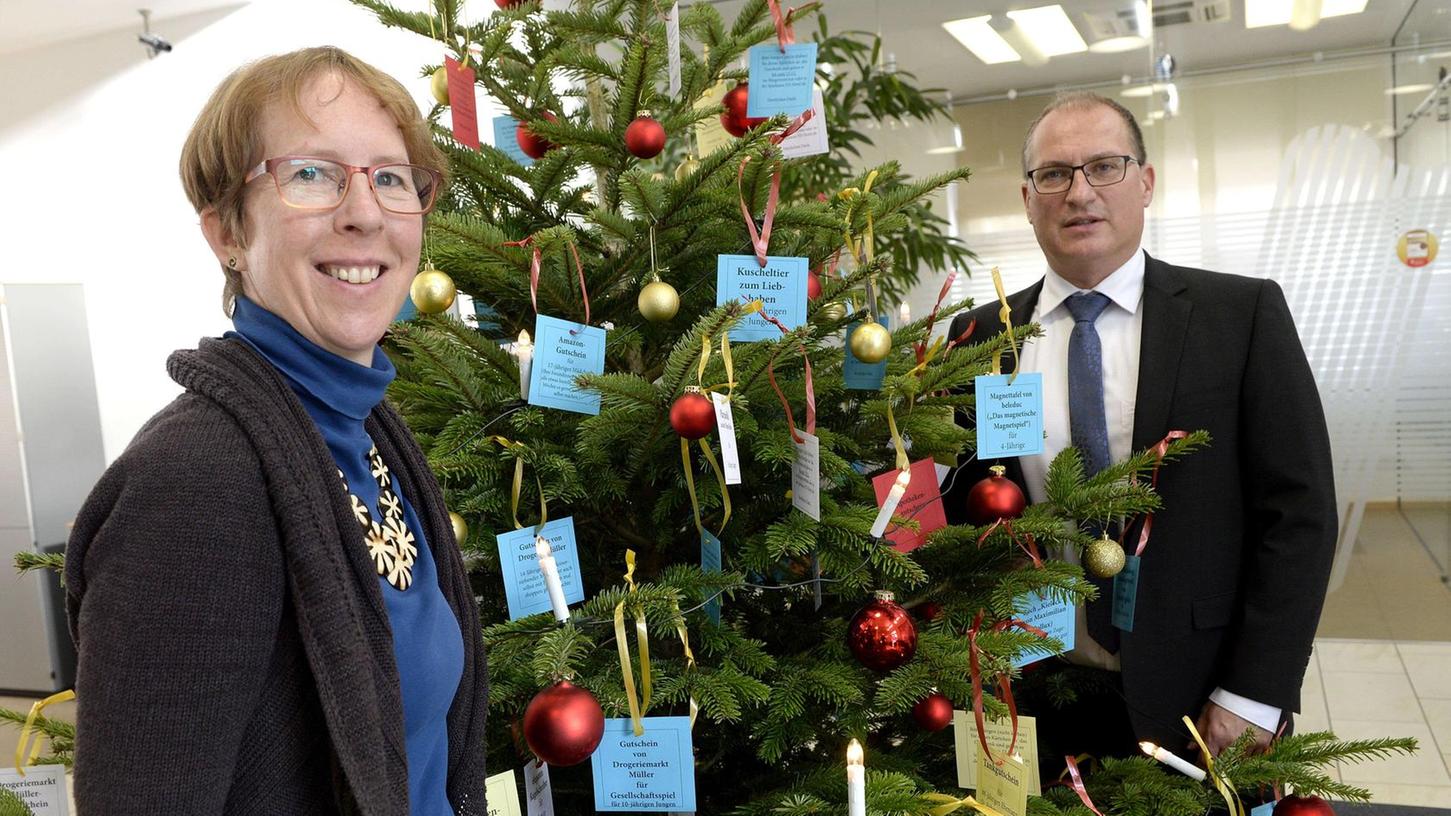 Der Geschenkewunsch-Baum des Bürgerzentrums in der Sparkasse Forchheim-Nord.