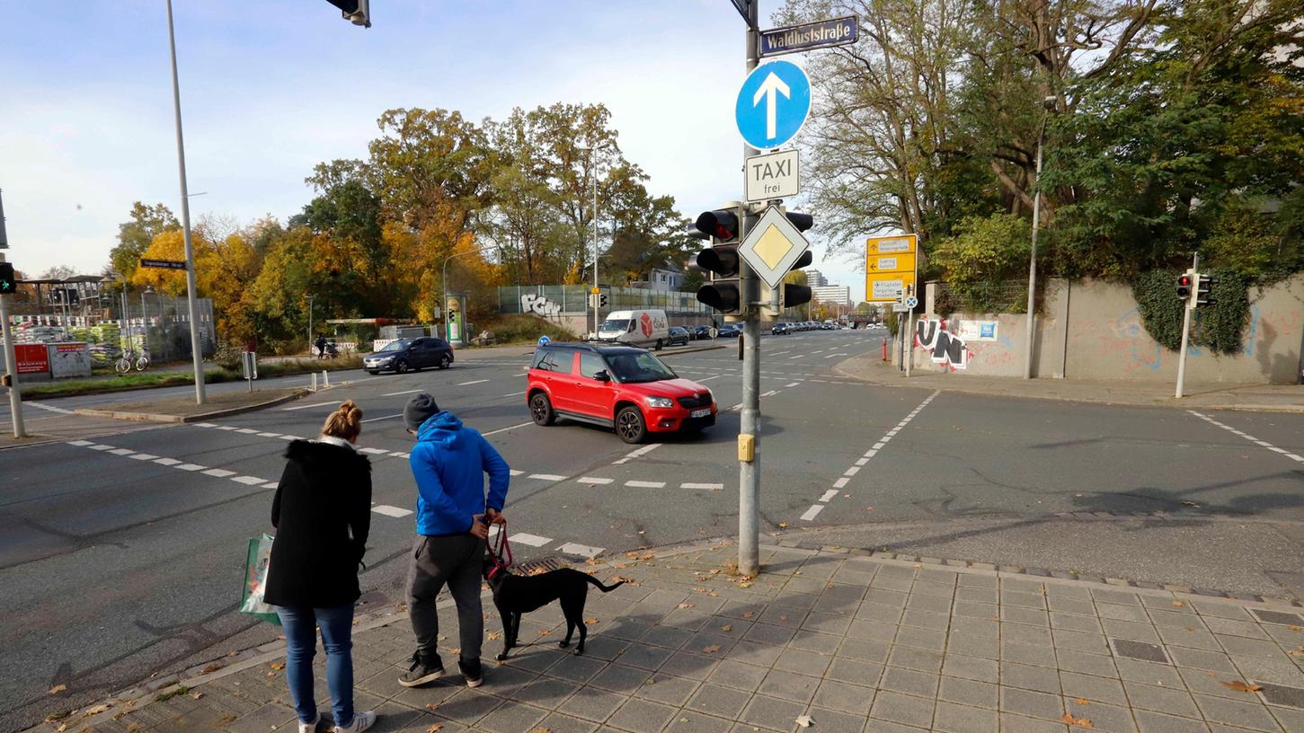 Rund 29.000 Autos brausen pro Tag über die Regensburger Straße im Nürnberger Osten - als Fußgänger und Radfahrer bleibt da oft ein mulmiges Gefühl.
 
