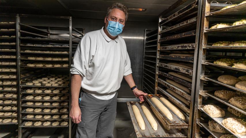 Bäckermeister Christian Polster bei seiner Arbeit in der Backstube in Haundorf. Bäckermeister Christian Polster bei seiner Arbeit in der Backstube in Haundorf.