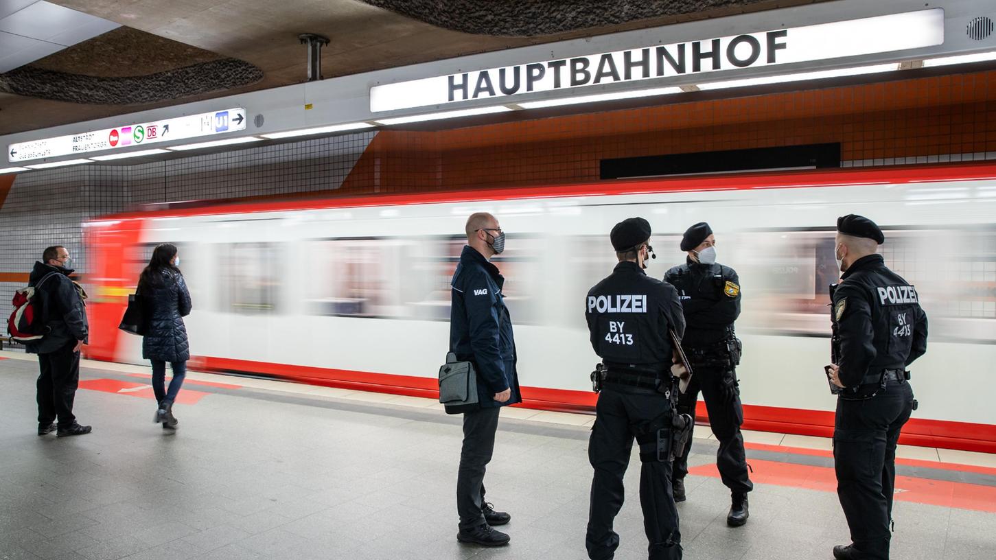 Polizisten und ein Mitarbeiter der VAG machen am Hauptbahnhof einen Kontrollgang.
Polizisten und ein Mitarbeiter der VAG machen am Hauptbahnhof einen Kontrollgang.