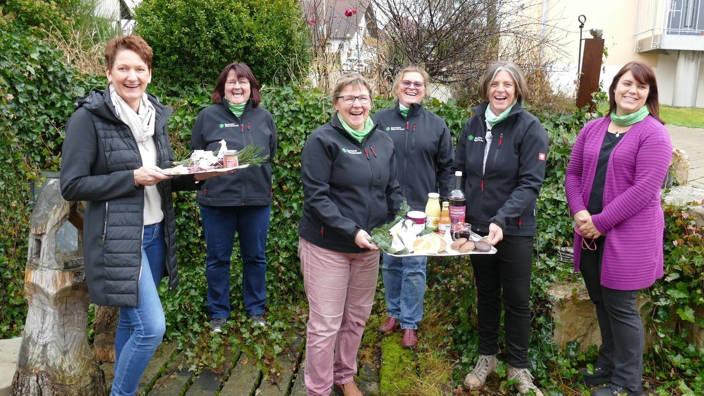 Die Landfrauen haben eine regionale „Adventstasche“ gepackt