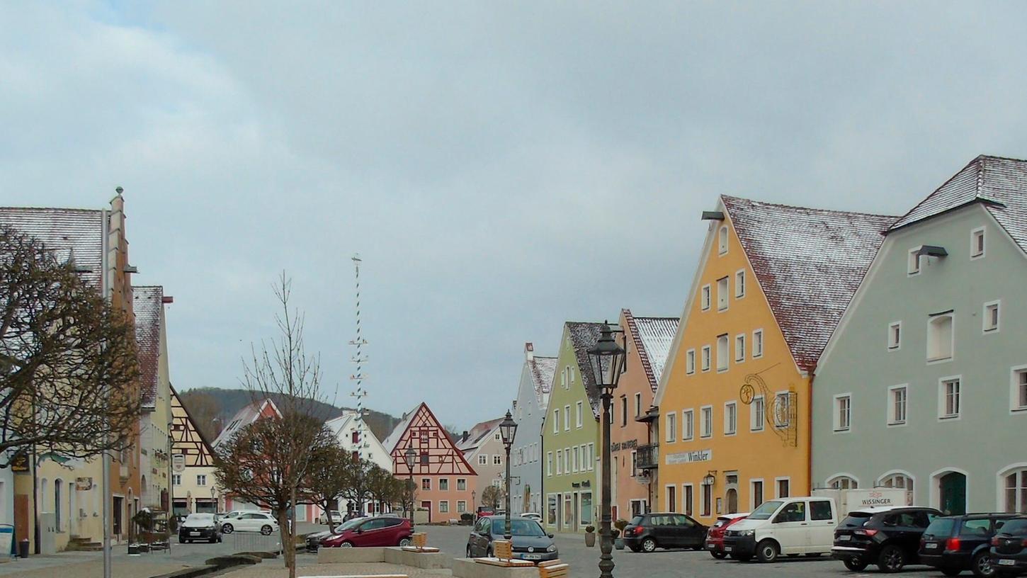 Auf dem Reichenauplatz (unser Foto), dem Pettenkoferplatz, der Johannesbrücke, in der Bahnhofstraße und der St.-Lorenz-Straße sowie östlich der Stadtpfarrkirche Mariä Himmelfahrt soll eine eingeschränkte Park- und Haltezone geschaffen werden.
Auf dem Reichenauplatz (unser Foto), dem Pettenkoferplatz, der Johannesbrücke, in der Bahnhofstraße und der St.-Lorenz-Straße sowie östlich der Stadtpfarrkirche Mariä Himmelfahrt soll eine eingeschränkte Park- und Haltezone geschaffen werden.