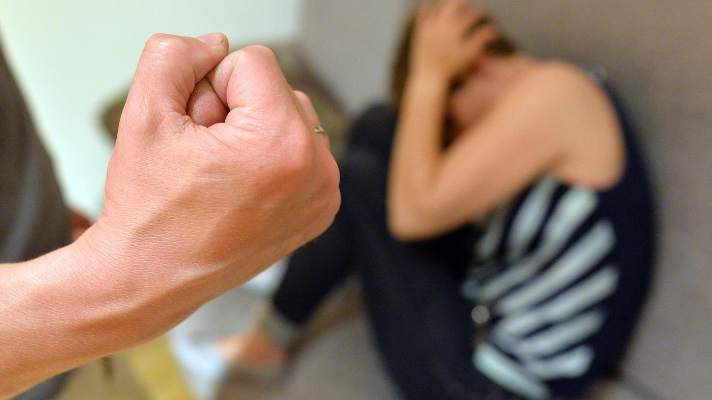 Keine Gewalt gegen Frauen ist das Ziel eines Aktionstages, der auch in Nürnberg begangen wird. Keine Gewalt gegen Frauen ist das Ziel eines Aktionstages, der auch in Nürnberg begangen wird.