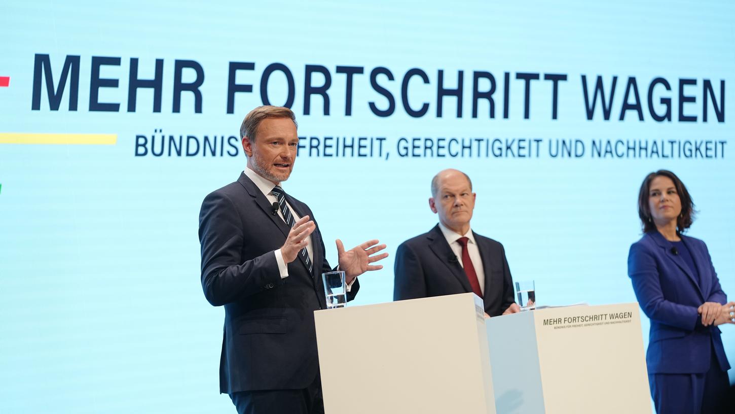 Die Ampel-Koalition stellt heute ihren monatelang ausgearbeiteten Vertrag vor.
Die Ampel-Koalition stellt heute ihren monatelang ausgearbeiteten Vertrag vor.