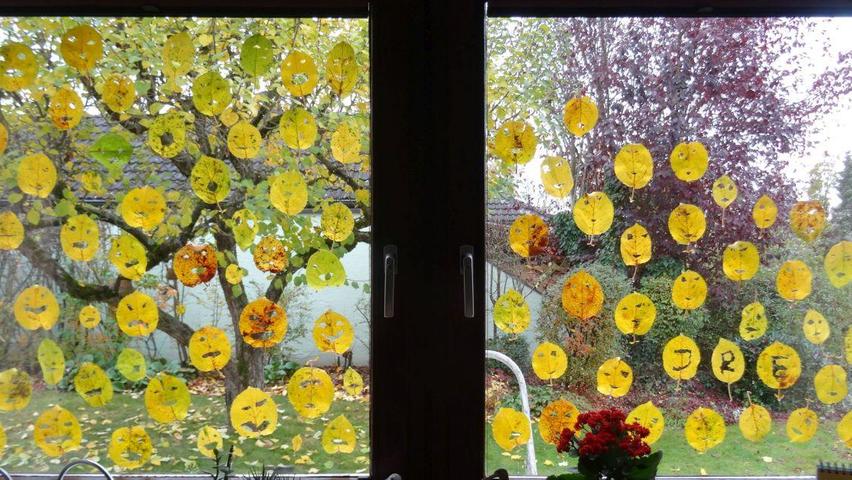In den Herbstferien haben die Enkelinnen der Fotografin die abgefallenen Blätter vom Apfelbaum kreativ als kleine Geister ausgeschnitten und an die Fensterscheibe gedrückt. Dank der Feuchtigkeit hielten sie sogar bis zum nächsten Tag.