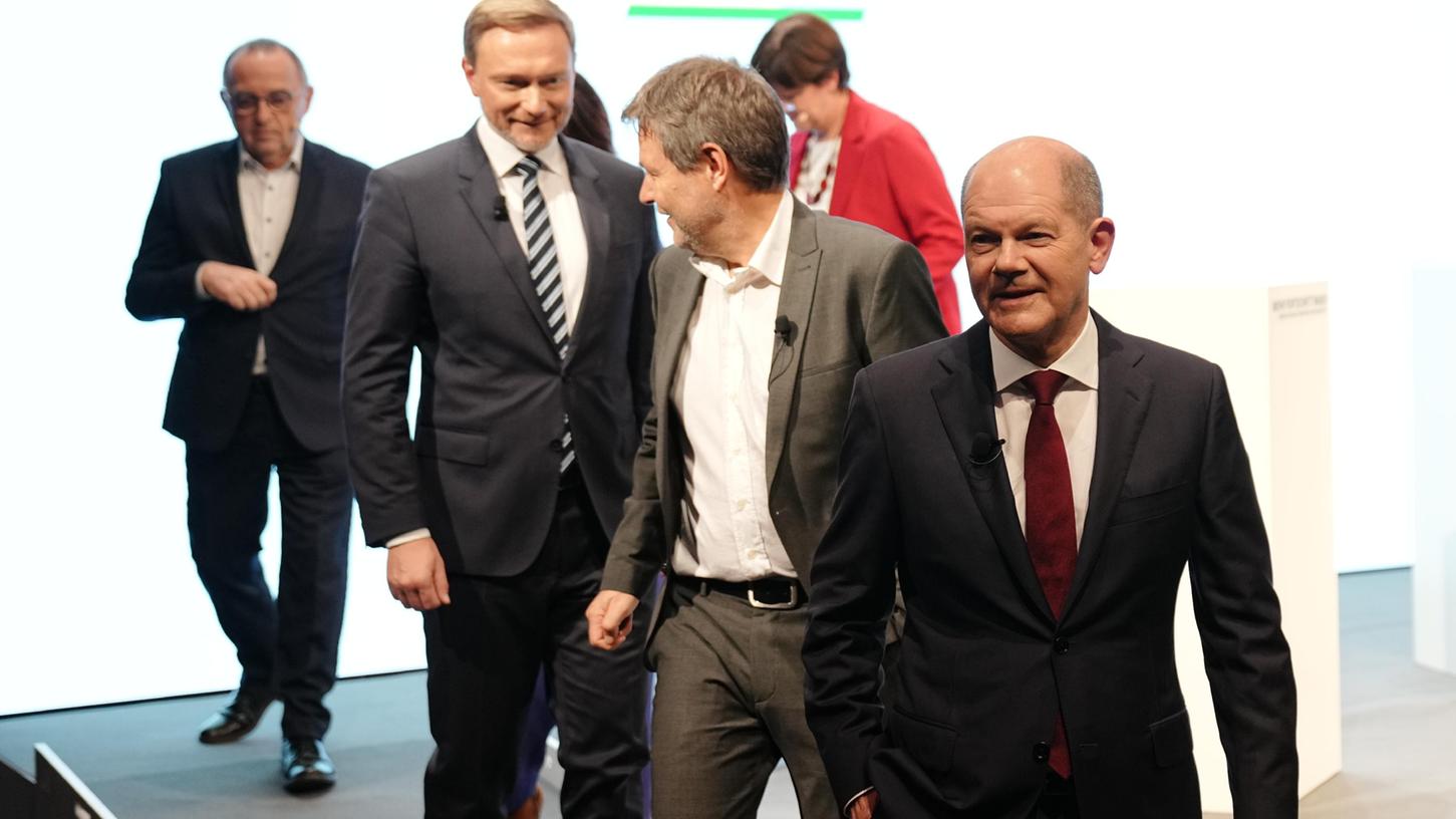 Der künftige Bundeskanzler Olaf Scholz (v.re.), der künftige grüne Vizekanzler Robert Habeck, FDP-Chef Christian Lindner, die SPD-Vorsitzenden Saskia Esken und Norbert Walter-Borjans verlassen nach nach der Pressekonferenz zur Vorstellung des gemeinsamen Koalitionsvertrag der Ampel-Parteien das Podium.
Der künftige Bundeskanzler Olaf Scholz (v.re.), der künftige grüne Vizekanzler Robert Habeck, FDP-Chef Christian Lindner, die SPD-Vorsitzenden Saskia Esken und Norbert Walter-Borjans verlassen nach nach der Pressekonferenz zur Vorstellung des gemeinsamen Koalitionsvertrag der Ampel-Parteien das Podium.