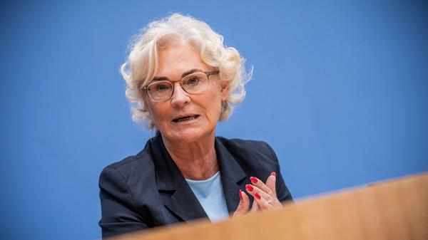Christine Lambrecht (SPD), bisher Justiz- und Familienministerin, ist Chefin des Verteidigungsressorts.