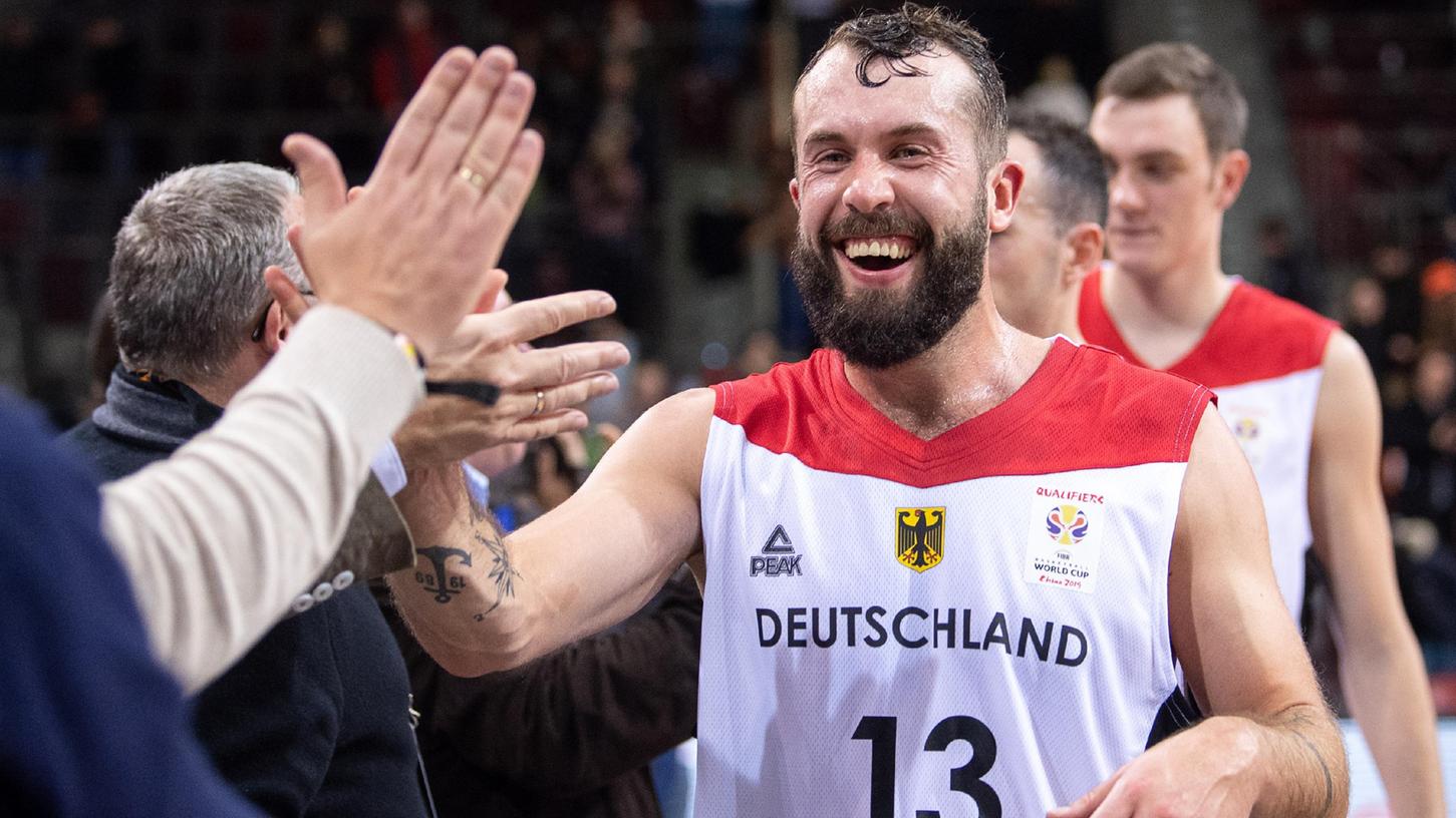 Abklatschen mit den Fans ist derzeit nicht möglich, Bastian Doreth freut sich trotz der Umstände sehr auf sein Heimspiel mit der Nationalmannschaft in Nürnberg.
Abklatschen mit den Fans ist derzeit nicht möglich, Bastian Doreth freut sich trotz der Umstände sehr auf sein Heimspiel mit der Nationalmannschaft in Nürnberg.