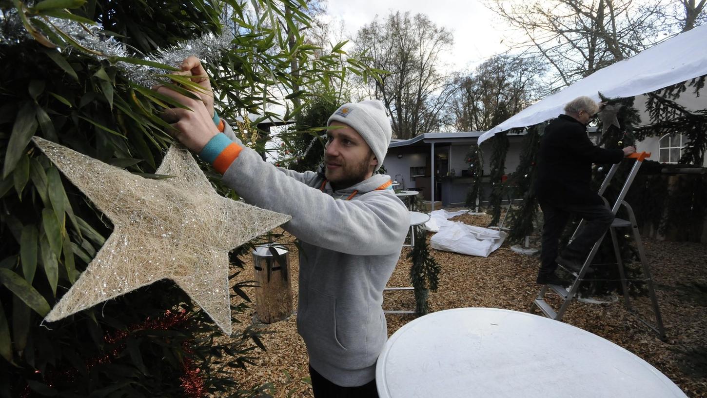 Daniel Waldera (links) und Jürgen Rissmann dekorierten am Mittwoch noch, damit es am Freitag trotzdem losgehen kann.
Daniel Waldera (links) und Jürgen Rissmann dekorierten am Mittwoch noch, damit es am Freitag trotzdem losgehen kann.