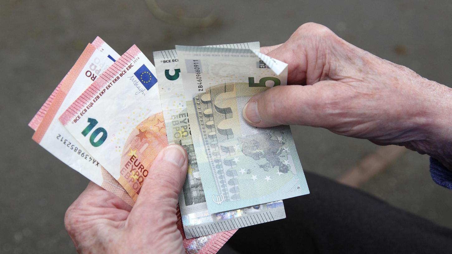 Rentner können die Scheine drehen und wenden, wie sie wollen: Viele haben trotz langer Erwerbstätigkeit nur bescheidene Ansprüche erworben - Hermann K. steht da stellvertretend für viele.
Rentner können die Scheine drehen und wenden, wie sie wollen: Viele haben trotz langer Erwerbstätigkeit nur bescheidene Ansprüche erworben - Hermann K. steht da stellvertretend für viele.