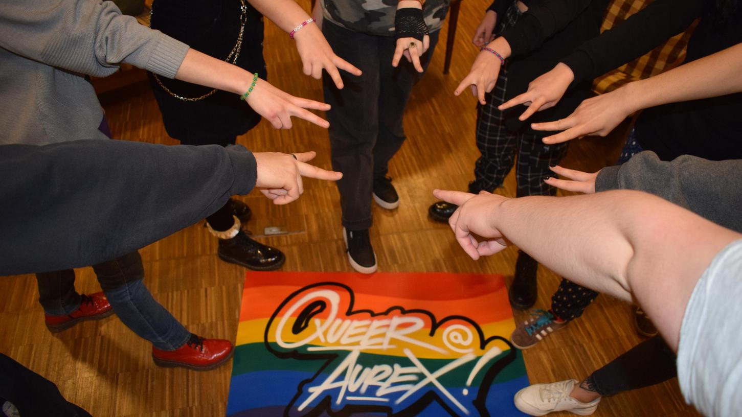 „Queer Aurex“ heißt es jeden Montag von 17.30 bis 20 Uhr im Schwabacher Jugendzentrum in der Königstraße 20a. Für die meisten Gäste, die relativ regelmäßig reinschauen, ist das mehr als nur irgendein Jugendtreff. Denn hier ist ein diskriminierungsfreier Raum entstanden, wo alle sein dürfen, wer sie sind.
„Queer Aurex“ heißt es jeden Montag von 17.30 bis 20 Uhr im Schwabacher Jugendzentrum in der Königstraße 20a. Für die meisten Gäste, die relativ regelmäßig reinschauen, ist das mehr als nur irgendein Jugendtreff. Denn hier ist ein diskriminierungsfreier Raum entstanden, wo alle sein dürfen, wer sie sind.