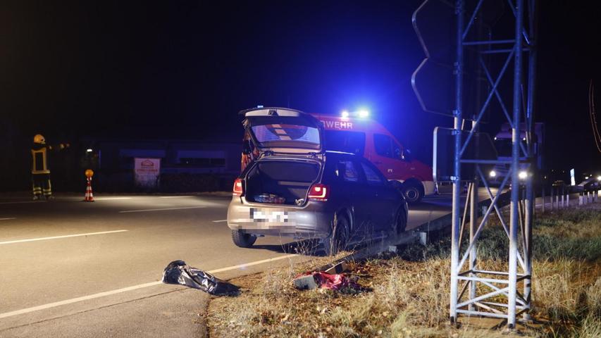Ein schwerer Unfall hat sich am Mittwochabend im Landkreis Fürth ereignet: Eine 32-Jährige wollte gerade die Rothenburger Straße in Zirndorf überqueren, als sie von einem Auto erfasst wurde. 