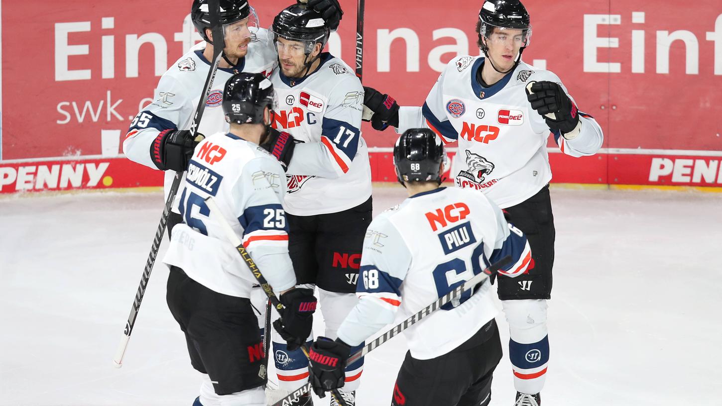 Ein historischer Moment: Patrick Reimer lässt sich zum 1:0 und zu seinem 797. Scorerpunkt in der DEL gratulieren. Ein historischer Moment: Patrick Reimer lässt sich zum 1:0 und zu seinem 797. Scorerpunkt in der DEL gratulieren.