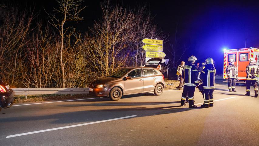 Eine Frau ist am Mittwochabend (24.11.21) in Zirndorf im Landkreis Fürth beim Überqueren einer Straße von einem Auto erfasst und schwer verletzt worden. Die 32-Jährige war gerade dabei über die Rothenburger Straße zu laufen, als es zu einer Kollision mit einem VW kam, der in Fahrtrichtung Ansbach unterwegs war. Die Fußgängerin erlitt Knochenbrüche und kam mit schweren Verletzungen in ein Krankenhaus. Lebensgefahr besteht bei der Verletzten jedoch nicht. Für die Unfallaufnahme wurde die Rothenburger Straße mehrere Stunden gesperrt.  Foto: NEWS5 / Oßwald Weitere Informationen... https://www.news5.de/news/news/read/22241