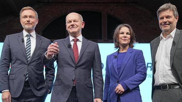 Knapp zwei Monate nach der Bundestagswahl schaffen die Ampel-Parteien die Grundlage für ihre Zusammenarbeit in einer neuen Bundesregierung. Und Markus Söder? Der holt zum Rundumschlag aus. "Man muss aufpassen, dass die Ampel nicht zu einer Spaltung unserer Gesellschaft führt", sagt der bayerische Ministerpräsident. "Es droht eine Koalition aus vermeintlich Besserwissenden der Grünen und Besserverdienenden der FDP."