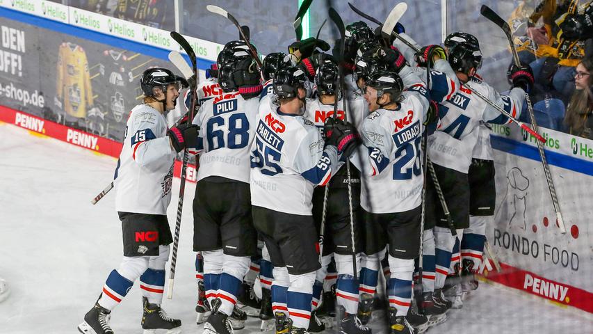 Jubeltraube fünf Minuten vor Ende Spiels: Die Ice Tigers feiern Patrick Reimer nach dessen 798. Scorerpunkt in der DEL.