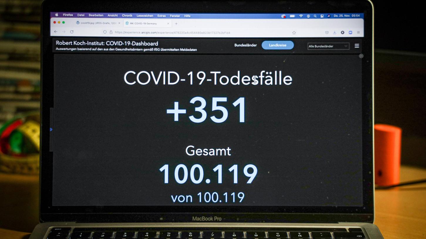 In Deutschland sind nun über 100.000 Menschen an oder mit Corona gestorben. Das meldet das RKI.
In Deutschland sind nun über 100.000 Menschen an oder mit Corona gestorben. Das meldet das RKI.