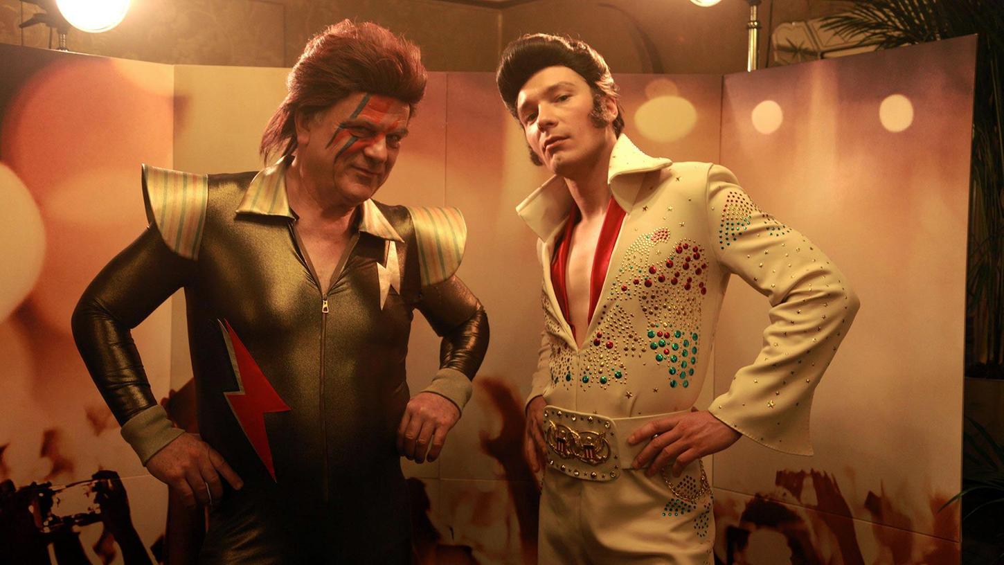 Bernhard Schütz (limks) und Jacob Matschenz im Bowie- und Elvis-Look. Bernhard Schütz (limks) und Jacob Matschenz im Bowie- und Elvis-Look.