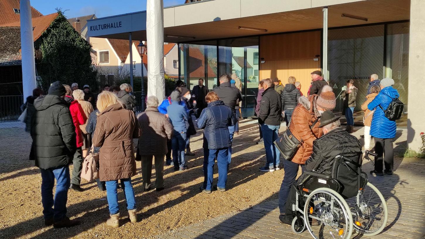 Am Mittwoch warteten vor allem ältere Leute vor der Berchinger Kulturhalle auf eine Auffrischungsimpfung durch das mobile Impfteam.
