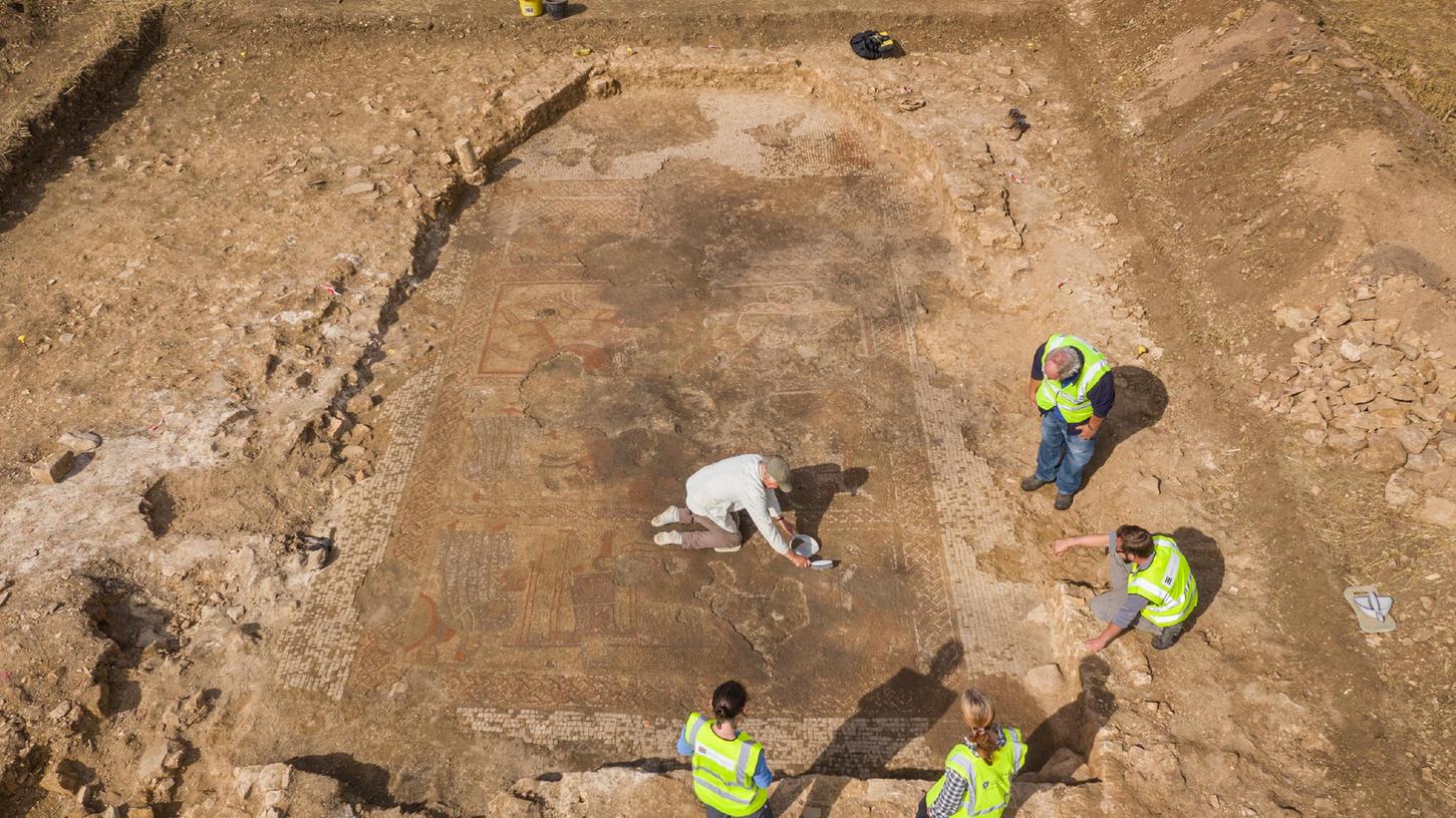 Elf mal sieben Meter misst das historische, römische Mosaik, das ein englischer Landwirt unter seinem Weizenfeld fand.
Elf mal sieben Meter misst das historische, römische Mosaik, das ein englischer Landwirt unter seinem Weizenfeld fand.