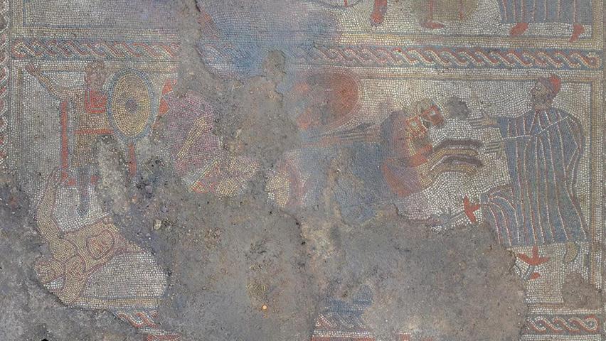Dieses undatierte Handout-Foto, das vom archäologischen Dienst der Universität Leicester zur Verfügung gestellt wurde, zeigt ein römisches Mosaik, das einzigartig in Großbritannien ist und eine der berühmtesten Schlachten des Trojanischen Krieges darstellt. 