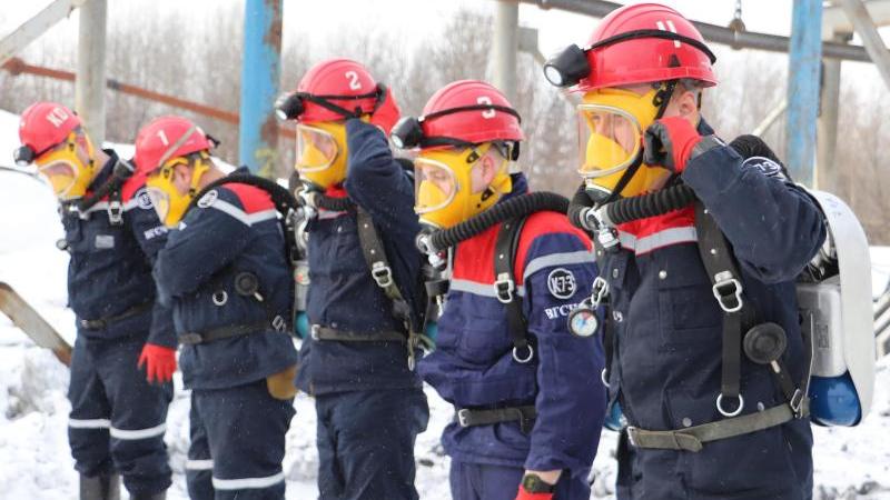 Hier bereiten sich die Rettungskräfte auf ihren Einsatz vor.