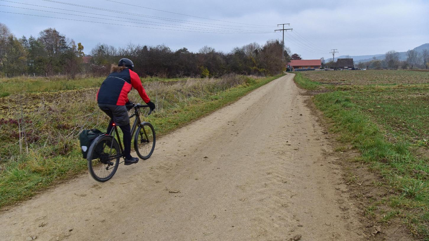 Herbstlaub und starker Schmutz auf Wegen bereiten Radfahrern im Landkreis aktuell Probleme.  