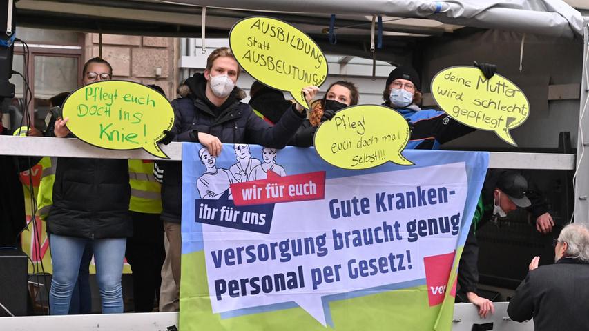 Beim anschließenden Demonstrationszug waren geschätzt 500 Streikende dabei. Er führte an mehreren  Kliniken vorbei, dann durch die Henkestraße zur Fußgängerzone, über den Hugenottenplatz in die Westliche Stadtmauerstraße. 