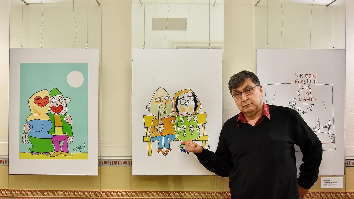 Seine Cartoons zeigen die Widersprüche beim Aufeinandertreffen der Kulturen: Hayati Boyacıoğlu in der Ausstellung.