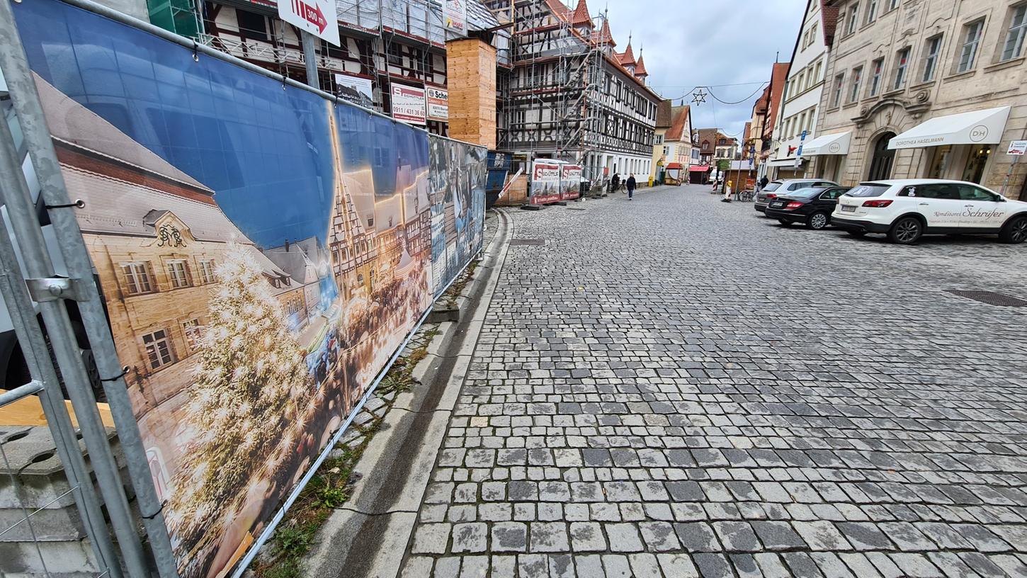 Erinnerungen an den Weihnachtsmarkt vor dem Forchheimer Rathaus gibt es heuer nur als Plakat am Baustellenzaun.