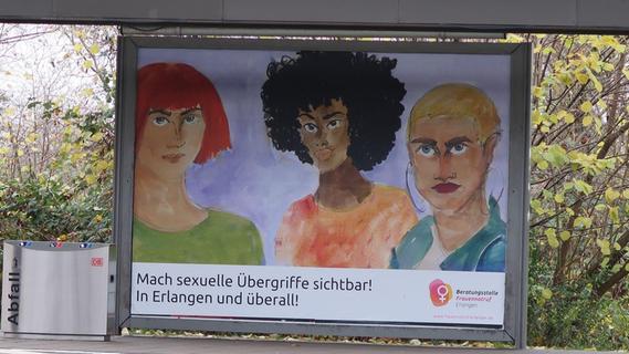 Frauennotruf Erlangen mit Plakaten gegen sexuelle Übergriffe