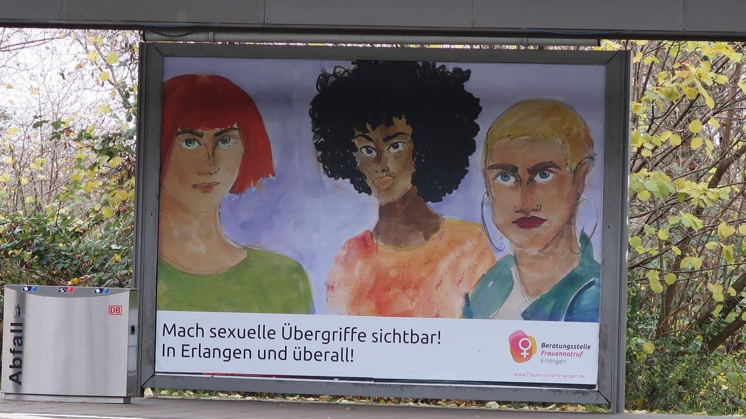 Mit Plakaten wie hier am Bahnsteig des Erlanger Bahnhofs macht der Frauennotruf Erlangen das Thema „sexualisierte Gewalt an Mädchen und Frauen“ sichtbar.
