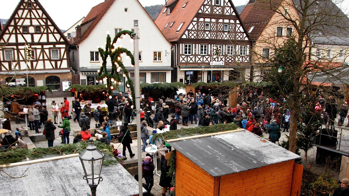 Ein Bild aus früheren Zeiten vom Weihnachtsmarkt in Ebermannstadt. Heuer kann er nicht stattfinden, aber unter anderem einen digitalen Adventskalender gibt es.  