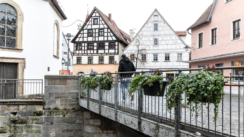 Hängend an Laternenmasten und Brückengeländern an der Brücke beim Katharinenspital (Bild), der Hundsbrücke und am Marktplatz sowie als Blumentöpfe in der Hornschuchallee sind die blühenden Blickfänge platziert.