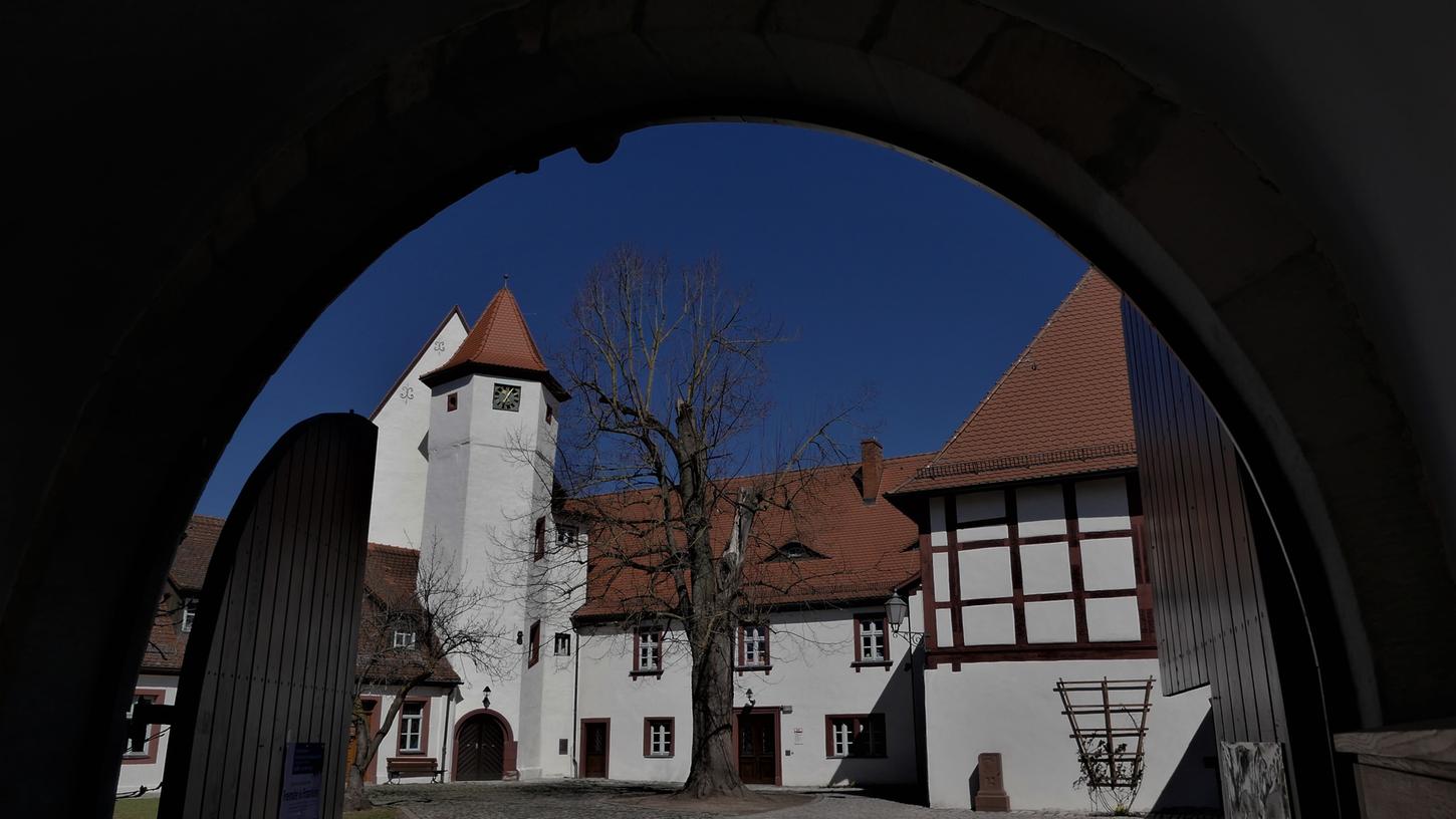 Ein weiteres Mal müssen die „Museen im Alten Schloss“ ihre Pforte coronabedingt schließen, wirkt der romantische Schlosshof traurig-verlassen. Ein weiteres Mal müssen die „Museen im Alten Schloss“ ihre Pforte coronabedingt schließen, wirkt der romantische Schlosshof traurig-verlassen.