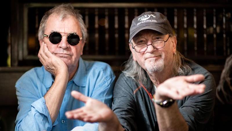 Sänger Ian Gillan und Bassist Roger Glover (l-r) von der Band Deep Purple sitzen bei einem Interviewtermin im Parkhotel in Oberhausen. Sänger Ian Gillan und Bassist Roger Glover (l-r) von der Band Deep Purple sitzen bei einem Interviewtermin im Parkhotel in Oberhausen.
